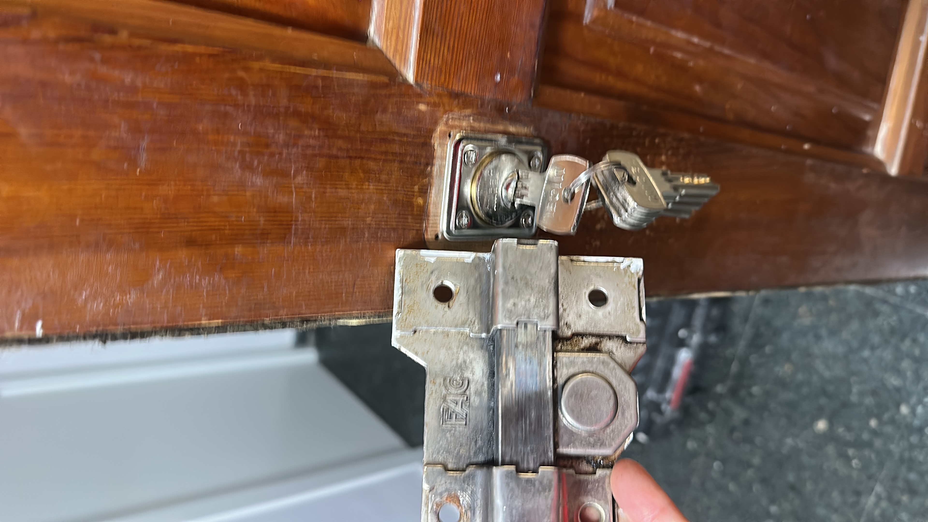 cerrojo de seguridad FAC instalado puerta madera