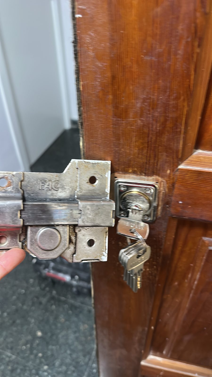 cerrojo de seguridad FAC instalado puerta madera