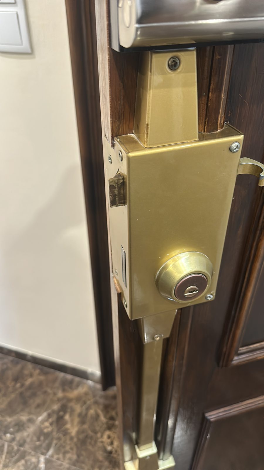 cerrojo de seguridad instalado puerta madera Gandia