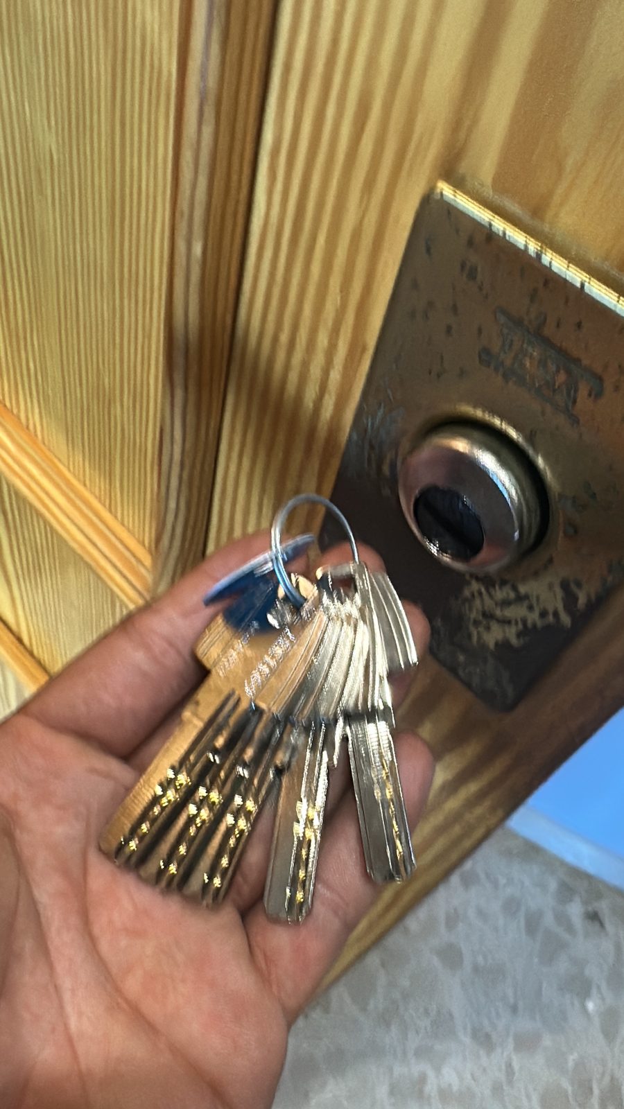 llaves nuevas cerradura seguridad bombillo instalado