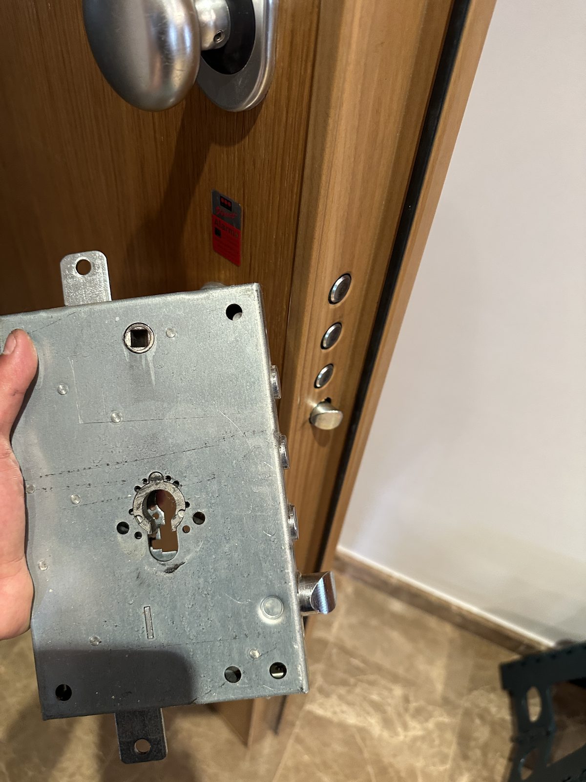 cerrajero abriendo puerta multipunto trabajo real